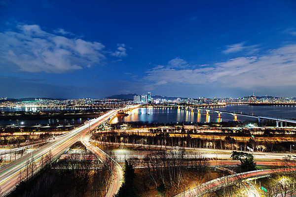 포토 JPG 구름 야경 하늘 서울 한국 사람없음 야외 도시풍경 도시 한강 국내여행 궤적 당산철교 양화대교 전경 국내포토 자연요소 아시아 여행 풍경 다리_건축물 야간 랜드마크 파일형식 탑뷰 풍경_경치