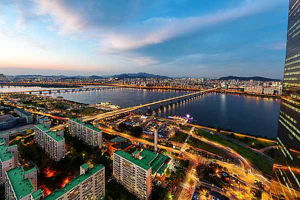 포토 JPG 구름 야경 하늘 서울 한국 빌딩 사람없음 야외 건물 도시풍경 도시 한강 63빌딩 국내여행 궤적 여의도 원효대교 전경 국내포토 자연요소 건축물 아시아 여행 풍경 다리_건축물 야간 랜드마크 파일형식 탑뷰 풍경_경치
