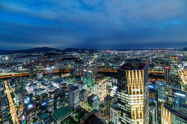 포토 JPG 구름 겨울 야경 하늘 서울 한국 빌딩 사람없음 야외 건물 도시풍경 스케이트 스케이트장 국내여행 서울광장 전경 국내포토 자연요소 건축물 계절 아시아 스포츠용품 여행 스포츠시설 풍경 도시 야간 파일형식 탑뷰 풍경_경치