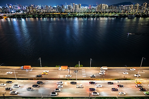 포토 JPG 야경 자동차 서울 한국 빌딩 사람없음 야외 건물 도시풍경 한강 국내여행 정체 전경 강변북로 국내포토 건축물 아시아 육상교통 여행 풍경 도시 야간 랜드마크 파일형식 탑뷰 고속화도로 풍경_경치
