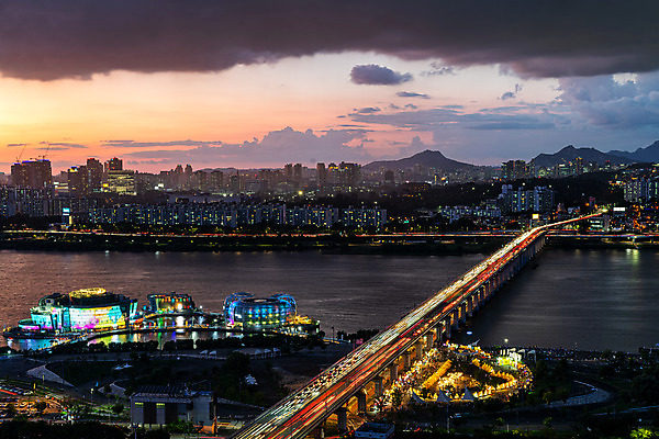 포토 JPG 구름 야경 하늘 한국 사람없음 야외 도시풍경 분수 한강 국내여행 궤적 반포대교 세빛섬 전경 국내포토 자연요소 아시아 섬 여행 서울 풍경 다리_건축물 도시 야간 랜드마크 파일형식 탑뷰 풍경_경치