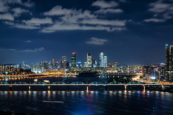 포토 JPG 구름 야경 하늘 서울 한국 빌딩 사람없음 야외 건물 도시풍경 고층빌딩 한강 국내여행 동작대교 랜드마크 여의도 전경 국내포토 자연요소 건축물 아시아 여행 풍경 다리_건축물 도시 야간 파일형식 탑뷰 풍경_경치