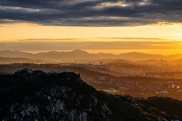 포토 JPG 구름 하늘 서울 한국 풍경 사람없음 야외 도시풍경 노을 국내여행 봉수대 종로 인왕산 전경 국내포토 자연요소 아시아 여행 산 도시 파일형식 탑뷰