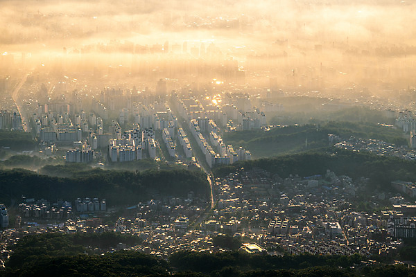 포토 JPG 한국 풍경 사람없음 야외 도시풍경 노을 안개 경기도 운해 국내여행 북한산 고양 전경 국내포토 자연요소 아시아 여행 날씨 산 도시 파일형식 탑뷰 구름_자연