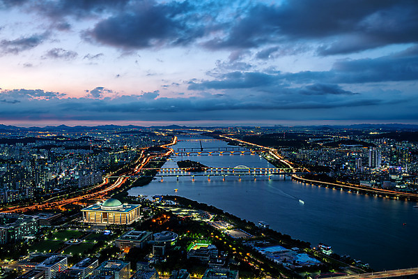 포토 JPG 구름 야경 하늘 서울 한국 사람없음 야외 도시풍경 도시 한강 국내여행 여의도 한강다리 전경 국내포토 자연요소 아시아 여행 풍경 다리_건축물 야간 랜드마크 파일형식 탑뷰 풍경_경치