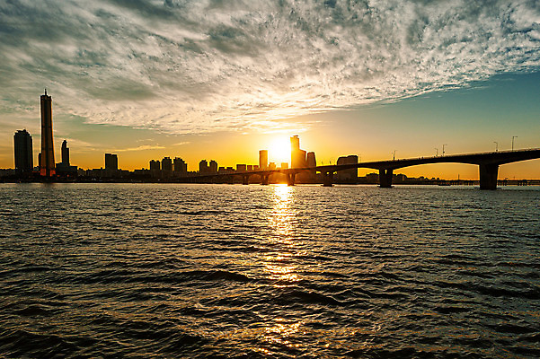포토 JPG 구름 하늘 서울 한국 풍경 사람없음 야외 도시풍경 햇빛 태양 일몰 한강 63빌딩 국내여행 여의도 원효대교 전경 국내포토 자연요소 아시아 여행 빌딩 노을 다리_건축물 도시 랜드마크 파일형식 탑뷰