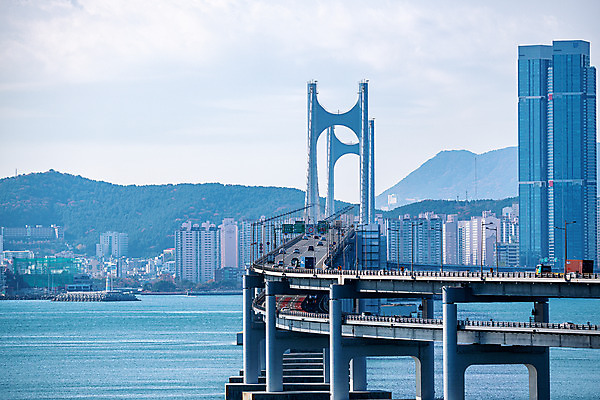 포토 JPG 주간 바다 하늘 한국 풍경 사람없음 야외 도시풍경 부산 광안대교 국내여행 전경 국내포토 자연요소 아시아 여행 다리_건축물 도시 파일형식 탑뷰