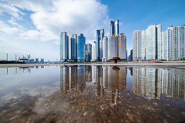 포토 JPG 주간 구름 하늘 한국 풍경 빌딩 사람없음 야외 건물 도시풍경 반사 고층빌딩 도시 부산 국내여행 해운대 전경 국내포토 자연요소 건축물 아시아 여행 파일형식 탑뷰