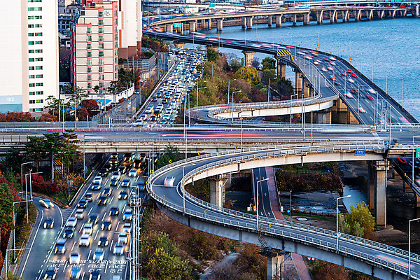 포토 JPG 주간 자동차 서울 한국 풍경 사람없음 야외 도시풍경 도시 한강 국내여행 궤적 서강대교 정체 퇴근길 전경 강변북로 국내포토 자연요소 아시아 육상교통 여행 다리_건축물 퇴근 랜드마크 파일형식 탑뷰 고속화도로