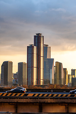 포토 JPG 구름 도로 자동차 하늘 서울 한국 풍경 빌딩 사람없음 야외 건물 도시풍경 노을 고층빌딩 스카이라인 국내여행 여의도 전경 국내포토 자연요소 건축물 아시아 길 육상교통 여행 교통시설 도시 파일형식 탑뷰