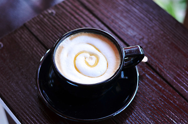 포토 JPG 해외이미지 접시 디자인 커피 음료 음식 백그라운드 탁자 사람없음 컵 갈색 식당 숟가락 검은색 거품 카페 머그컵 뜨거움 가득함 컵받침 카푸치노 에스프레소 라떼 모카 카페인 맛있는 해외202004 해외포토 식기 컬러 가구 수저 상점 받침대 파일형식