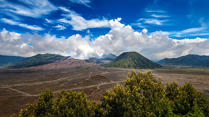포토 JPG 해외이미지 나무 구름 공원 아시아 여행 백그라운드 자연 하늘 아침 산 파노라마 풍경 사람없음 야외 여름 일출 일몰 안개 신선 연기 숲 화산 인도네시아 분화구 동쪽 뿌연 전국 해외202004 해외포토 주간 자연요소 식물 계절 공공시설 나라 날씨 촬영기법 노을 방향 생태계 파일형식