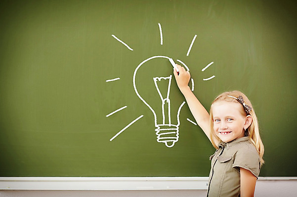 포토 JPG 해외이미지 백인 학생 여학생 여자 교육 어린이 교실 학교 수업 실내 한명 서기 사람 책 초록색 칠판 수학 분필 소녀한명만 해외202004 해외포토 서양인 1 컬러 교과목 모션 내부 초크 여자한명만 소녀만 파일형식