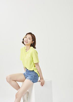 포토 JPG 스튜디오촬영 전신 우먼라이프 여학생 여자 대학생 반바지 실내 한명 미소 앉기 20대 성인 옆모습 여름 여름휴가 바캉스 한국인 흰배경 여대생 성인여자한명만 국내포토 1 학생 라이프스타일 계절 뷰포인트 백그라운드 바지 모션 휴가 표정 사람 동양인 청년 내부 흰색 여자한명만 성인여자만 파일형식 여름_계절