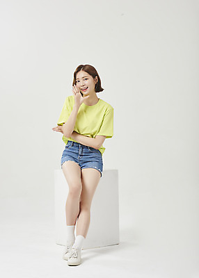 포토 JPG 스튜디오촬영 전신 우먼라이프 여학생 여자 대학생 반바지 실내 한명 미소 앉기 20대 성인 앞모습 여름 여름휴가 바캉스 외침 한국인 흰배경 여대생 성인여자한명만 국내포토 1 학생 라이프스타일 계절 뷰포인트 백그라운드 바지 모션 휴가 표정 사람 동양인 청년 내부 소리 흰색 여자한명만 성인여자만 파일형식 여름_계절