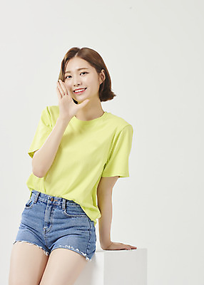 포토 JPG 스튜디오촬영 우먼라이프 여학생 여자 대학생 반바지 실내 한명 미소 앉기 상반신 20대 성인 앞모습 여름 여름휴가 바캉스 외침 한국인 흰배경 여대생 성인여자한명만 국내포토 1 학생 라이프스타일 계절 뷰포인트 백그라운드 바지 모션 휴가 표정 사람 동양인 청년 내부 소리 흰색 여자한명만 성인여자만 파일형식 여름_계절