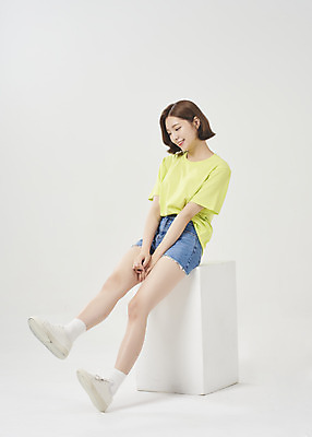 포토 JPG 스튜디오촬영 전신 우먼라이프 응시 여학생 여자 대학생 반바지 실내 한명 미소 앉기 20대 성인 옆모습 여름 여름휴가 바캉스 한국인 흰배경 여대생 성인여자한명만 국내포토 1 학생 라이프스타일 시선 계절 뷰포인트 백그라운드 바지 모션 휴가 표정 사람 동양인 청년 내부 흰색 여자한명만 성인여자만 파일형식 여름_계절
