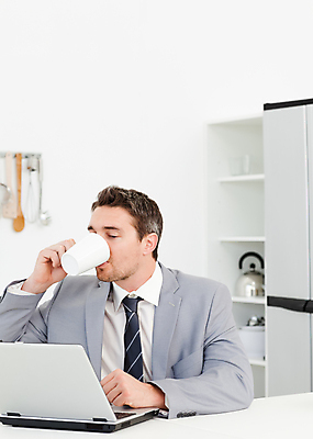 포토 JPG 해외이미지 백인 라이프스타일 응시 남자 행복 음료 백그라운드 인터넷 휴식 실내 한명 사람 앉기 성인 컵 노트북 빛 컴퓨터 기쁨 방 흰색 업무 비즈니스맨 성인남자한명만 해외202004 해외포토 서양인 1 식기 시선 감정 컬러 컨셉 비즈니스 모션 내부 생활 전자제품 작업 직장인 남자한명만 성인남자만 파일형식