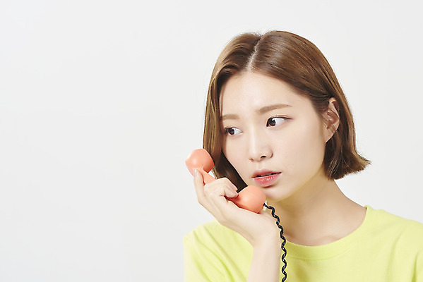 포토 JPG 스튜디오촬영 우먼라이프 여학생 여자 대학생 실내 한명 앉기 상반신 20대 성인 앞모습 여름 여름휴가 바캉스 한국인 전화기 흰배경 통화 여대생 성인여자한명만 국내포토 1 학생 라이프스타일 계절 뷰포인트 백그라운드 모션 휴가 사람 동양인 청년 내부 흰색 여자한명만 성인여자만 파일형식 여름_계절