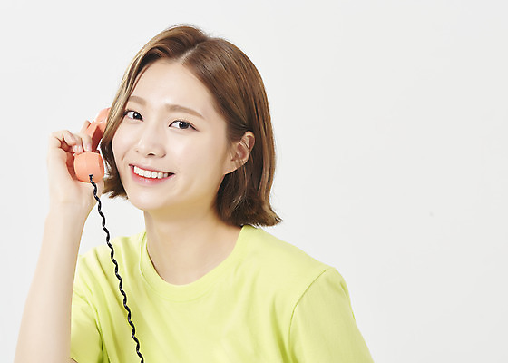 포토 JPG 스튜디오촬영 우먼라이프 여학생 여자 대학생 실내 한명 미소 앉기 상반신 20대 성인 앞모습 여름 여름휴가 바캉스 한국인 전화기 흰배경 통화 여대생 성인여자한명만 국내포토 1 학생 라이프스타일 계절 뷰포인트 백그라운드 모션 휴가 표정 사람 동양인 청년 내부 흰색 여자한명만 성인여자만 파일형식 여름_계절