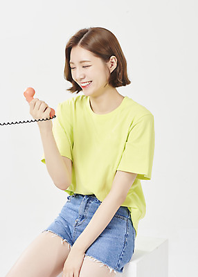 포토 JPG 스튜디오촬영 우먼라이프 여학생 여자 대학생 반바지 실내 한명 미소 앉기 상반신 20대 성인 옆모습 여름 여름휴가 바캉스 한국인 전화기 흰배경 통화 여대생 성인여자한명만 국내포토 1 학생 라이프스타일 계절 뷰포인트 백그라운드 바지 모션 휴가 표정 사람 동양인 청년 내부 흰색 여자한명만 성인여자만 파일형식 여름_계절