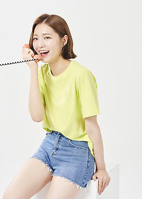 포토 JPG 스튜디오촬영 우먼라이프 여학생 여자 대학생 반바지 실내 한명 미소 앉기 상반신 20대 성인 옆모습 여름 여름휴가 바캉스 한국인 전화기 흰배경 통화 여대생 성인여자한명만 국내포토 1 학생 라이프스타일 계절 뷰포인트 백그라운드 바지 모션 휴가 표정 사람 동양인 청년 내부 흰색 여자한명만 성인여자만 파일형식 여름_계절