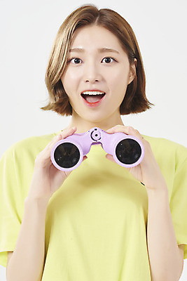 포토 JPG 스튜디오촬영 우먼라이프 여학생 여자 대학생 실내 한명 서기 미소 상반신 20대 성인 앞모습 여름 여름휴가 바캉스 놀람 망원경 한국인 흰배경 여대생 성인여자한명만 국내포토 1 학생 라이프스타일 계절 감정 뷰포인트 백그라운드 모션 휴가 표정 사람 동양인 청년 내부 흰색 여자한명만 성인여자만 파일형식 여름_계절