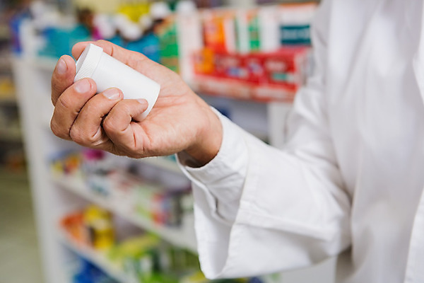 포토 JPG 해외이미지 손 응시 실내 신체부위 약 약국 처방 조제 약사 의료성형뷰티 해외202004 해외포토 시선 의학 사람 내부 만들기 파일형식