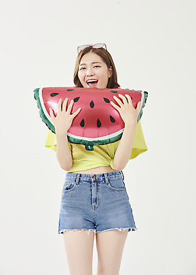 포토 JPG 스튜디오촬영 전신 우먼라이프 여학생 여자 대학생 반바지 수박 실내 한명 서기 미소 들기 20대 성인 앞모습 여름 여름휴가 바캉스 선글라스 한국인 흰배경 풍선 여대생 성인여자한명만 국내포토 1 학생 라이프스타일 계절 안경 뷰포인트 백그라운드 과일 바지 모션 휴가 표정 사람 동양인 청년 내부 흰색 여자한명만 성인여자만 파일형식 여름_계절