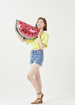 포토 JPG 스튜디오촬영 전신 우먼라이프 여학생 여자 대학생 반바지 수박 실내 한명 서기 미소 들기 20대 성인 옆모습 여름 여름휴가 바캉스 선글라스 한국인 흰배경 풍선 여대생 성인여자한명만 국내포토 1 학생 라이프스타일 계절 안경 뷰포인트 백그라운드 과일 바지 모션 휴가 표정 사람 동양인 청년 내부 흰색 여자한명만 성인여자만 파일형식 여름_계절