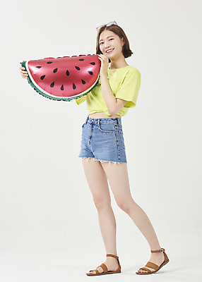 포토 JPG 스튜디오촬영 전신 우먼라이프 여학생 여자 대학생 반바지 수박 실내 한명 서기 미소 들기 20대 성인 옆모습 여름 여름휴가 바캉스 선글라스 한국인 흰배경 풍선 여대생 성인여자한명만 국내포토 1 학생 라이프스타일 계절 안경 뷰포인트 백그라운드 과일 바지 모션 휴가 표정 사람 동양인 청년 내부 흰색 여자한명만 성인여자만 파일형식 여름_계절