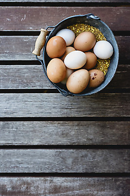 포토 JPG 해외이미지 음식 건강 사람없음 갈색 계란 신선 상품 양동이 유기농 날것 내추럴 해외202004 해외포토 웰빙 컬러 알 파일형식