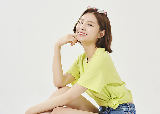 포토 JPG 스튜디오촬영 우먼라이프 여학생 여자 대학생 반바지 실내 한명 미소 앉기 상반신 20대 성인 옆모습 여름 여름휴가 바캉스 선글라스 턱괴기 한국인 흰배경 여대생 성인여자한명만 국내포토 1 학생 라이프스타일 계절 안경 뷰포인트 백그라운드 바지 모션 휴가 표정 사람 동양인 청년 내부 흰색 여자한명만 성인여자만 파일형식 여름_계절