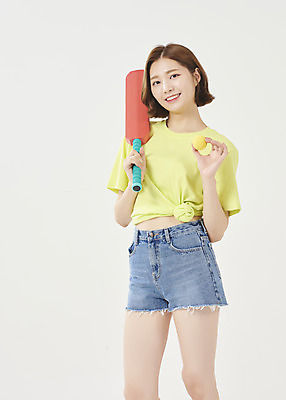포토 JPG 스튜디오촬영 우먼라이프 여학생 여자 대학생 반바지 공 실내 한명 서기 미소 상반신 20대 성인 옆모습 여름 여름휴가 바캉스 한국인 라켓 흰배경 여대생 크리켓 성인여자한명만 국내포토 1 학생 라이프스타일 계절 스포츠용품 뷰포인트 백그라운드 바지 모션 휴가 표정 사람 동양인 청년 내부 구기 흰색 여자한명만 성인여자만 파일형식 여름_계절