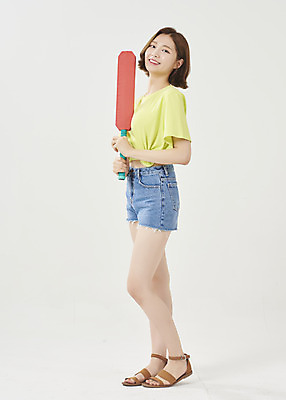 포토 JPG 스튜디오촬영 전신 우먼라이프 여학생 여자 대학생 반바지 실내 한명 서기 미소 20대 성인 옆모습 여름 여름휴가 바캉스 한국인 라켓 흰배경 여대생 크리켓 성인여자한명만 국내포토 1 학생 라이프스타일 계절 스포츠용품 뷰포인트 백그라운드 바지 모션 휴가 표정 사람 동양인 청년 내부 구기 흰색 여자한명만 성인여자만 파일형식 여름_계절