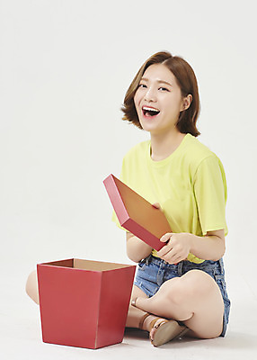 포토 JPG 스튜디오촬영 전신 우먼라이프 여학생 여자 대학생 반바지 실내 선물 한명 미소 앉기 20대 성인 옆모습 여름 선물상자 여름휴가 바캉스 한국인 흰배경 여대생 성인여자한명만 국내포토 1 학생 라이프스타일 계절 뷰포인트 백그라운드 바지 모션 휴가 표정 사람 동양인 청년 내부 상자 흰색 여자한명만 성인여자만 파일형식 여름_계절