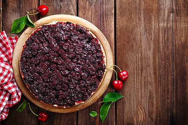 포토 JPG 해외이미지 전통 열매 음식 백그라운드 과일 탁자 휴가 디저트 따뜻함 요리 사람없음 목재 빨간색 케이크 주방 식사 빵집 껍질 시골 신선 원형 체리 달콤 맛 정상 설탕 굽기 메뉴 날것 레시피 점심식사 타르트 페스츄리 핸드메이드 맛있는 해외202004 해외포토 도형 나무 식물 빵 컬러 가구 컨셉 재료 상점 구이 파이_빵 파일형식