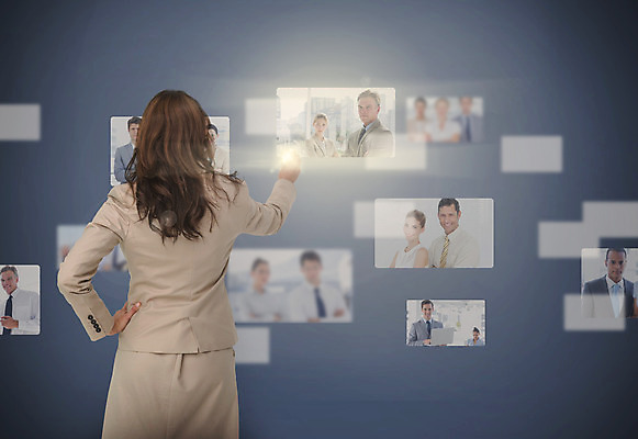 포토 JPG 해외이미지 백인 여자 남자 40대 중년 허리손 비즈니스 여러명 상반신 20대 성인 뒷모습 30대 빛 스크린 터치 가리킴 직장인 비즈니스우먼 선택 직원 채용 터치스크린 해외202004 해외포토 서양인 직업 뷰포인트 포즈 다수 컨셉 사람 손짓 청년 장년 파일형식