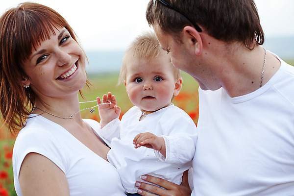 포토 JPG 해외이미지 주간 라이프스타일 응시 남자 행복 어린이 가족 안기 엄마 사람 성인 야외 옆모습 세명 육아 아기 아빠 돌봄 해외202004 해외포토 자연요소 시선 감정 뷰포인트 관계 모션 생활 파일형식