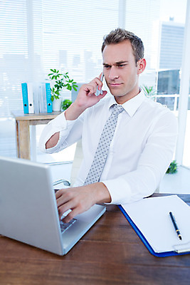 포토 JPG 해외이미지 백인 남자 비즈니스 넥타이 무선통신 직장 실내 한명 20대 노트북 스마트폰 핸드폰 사무실 비즈니스맨 무선전화기 스마트 집중 책상 스타일 해외202004 해외포토 서양인 1 잡화 가구 컨셉 회사 통신 사람 청년 내부 전자제품 스마트기기 직장인 전화기 파일형식