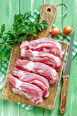 포토 JPG 해외이미지 잡화 음식 조각 다이어트 재료 근육 뼈 파슬리 육류 돼지고기 스테이크 요리 비프스테이크 사람없음 목재 초록색 주방 흰색 시골 신선 그릴 바비큐 자르기 허리 준비 날것 갈비뼈 단백질 등심 생식 정육점 해외202004 해외포토 나무 컬러 채소 식재료 모션 주방용품 서양음식 건강 신체부위 상점 소고기 영양소 파일형식