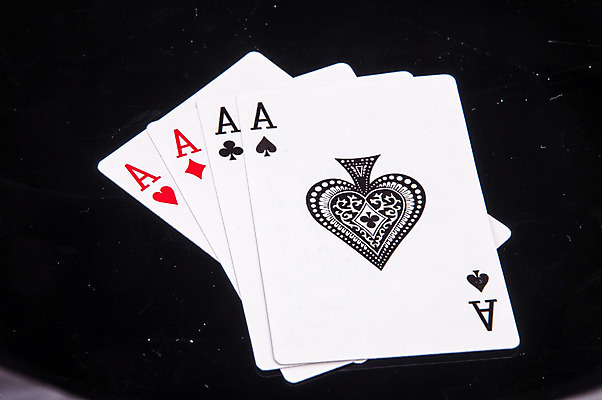 포토 JPG 해외이미지 종이 백그라운드 돈 장난 놀이 탁자 성공 정장 사람없음 빨간색 검은색 게임 흰색 하트 우승 신용카드 4 행운 재산 도박 위험 왕 갑판 삽 심볼 큐브 카지노 주사위 클럽 기회 포커 잭 여왕 곤봉 고립 라스베가스 승자 에이스 해외202004 해외포토 모양 옷 스포츠용품 컬러 가구 컨셉 배_교통 금융 숫자 최고 트럼프 파일형식