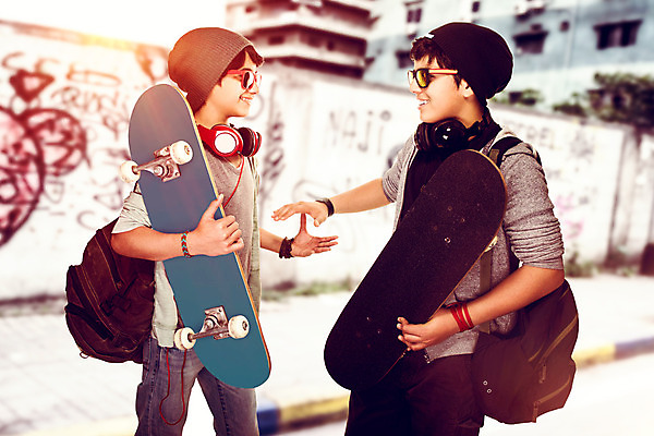 포토 JPG 해외이미지 백인 라이프스타일 남자 문화 스포츠 통신 청소년 거리 미소 사람 야외 두명 10대 여름 친구 청춘 우정 인사 도시 스케이트보드 그래피티 경례 타운 안녕 스케이터 해외202004 해외포토 서양인 계절 컨셉 관계 운동선수 표정 생활 예절 보드_스포츠 낙서 그림 파일형식