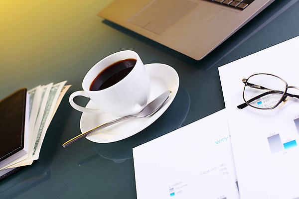 포토 JPG 해외이미지 라이프스타일 종이 안경 커피 음료 컨셉 비즈니스 아침 열쇠 사람없음 그래픽 컵 금융 경제 단어 노트북 스마트폰 학습 컴퓨터 사무실 펜 공책 식사 자료 기쁨 기구 기둥 키보드 업무 네트워크 신문 뉴스 달콤 아침식사 읽기 분석 상업 롤 문학 이익 에스프레소 해외202004 해외포토 주간 문자 식기 잡화 교육 건축 감정 모션 문구용품 생활 간행물 전자제품 핸드폰 스마트기기 필기구 작업 맛 파일형식