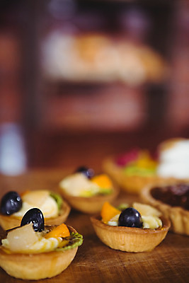 포토 JPG 해외이미지 실내 사람없음 아웃포커스 카페 달콤 과일타르트 타르트 해외202004 해외포토 빵 촬영기법 내부 상점 맛 파이_빵 파일형식