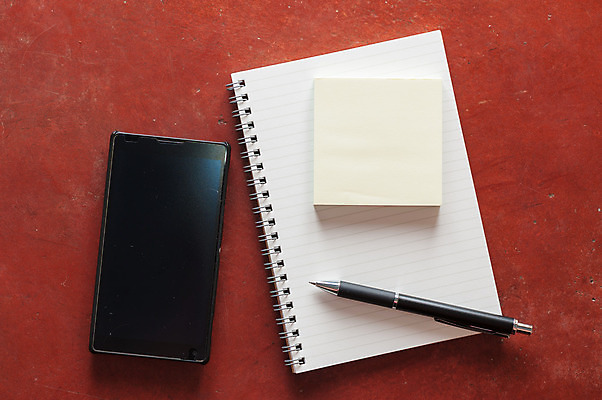 포토 JPG 해외이미지 디자인 종이 백그라운드 모바일 아이디어 사람없음 빨간색 펜 다이어리 공책 공백 기록 복고 페이지 해외202004 해외포토 컬러 컨셉 문구용품 필기구 사무용품 파일형식