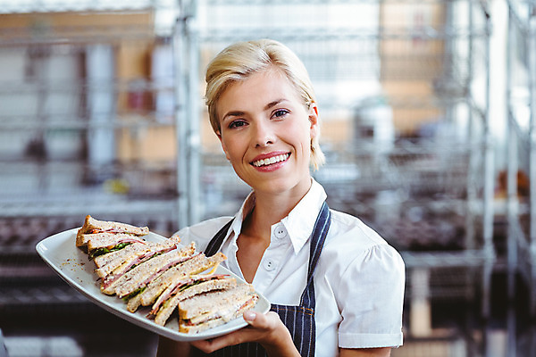 포토 JPG 해외이미지 백인 라이프스타일 여자 행복 커피 음식 빵 유니폼 비즈니스 청소년 노동자 샌드위치 한명 서기 20대 바구니 상점 식당 식사 앞치마 카페 빵집 잡기 업무 종업원 웨이터 계산대 직원 서비스 바리스타 보여주기 카페테리아 주인 점심식사 해외202004 해외포토 서양인 직업 1 옷 감정 음료 모션 사람 청년 생활 작업 파일형식