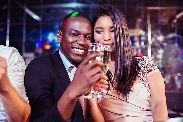 포토 JPG 해외이미지 백인 라이프스타일 여자 남자 행복 함께함 실내 사람 앉기 이벤트 여러명 20대 성인 세명 파티 검은색 우정 축하 잡기 바 화려 야간 샴페인 클럽 흥분 축배 스파클링와인 스타일 성인만 유흥 해외202004 해외포토 자연요소 서양인 감정 컬러 다수 컨셉 모션 주류 청년 내부 생활 친구 탄산 파일형식