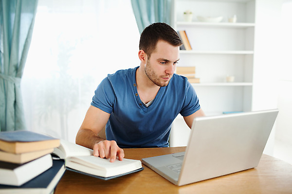 포토 JPG 해외이미지 학생 응시 교육 생각 거실 학교 실내 한명 앉기 10대 책 노트북 학습 스터디 컴퓨터 자신감 스마트 책상 교과서 대학교 해외202004 해외포토 1 시선 감정 가구 컨셉 모션 청소년 교재 사람 내부 전자제품 파일형식