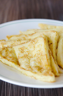 포토 JPG 해외이미지 전통 접시 음식 빵 조각 건강 요리 사람없음 갈색 노란색 튀김 아침식사 굽기 만취 토스트 버터 프랑스어 해외202004 해외포토 문자 식기 컬러 식사 구이 술취함 파일형식